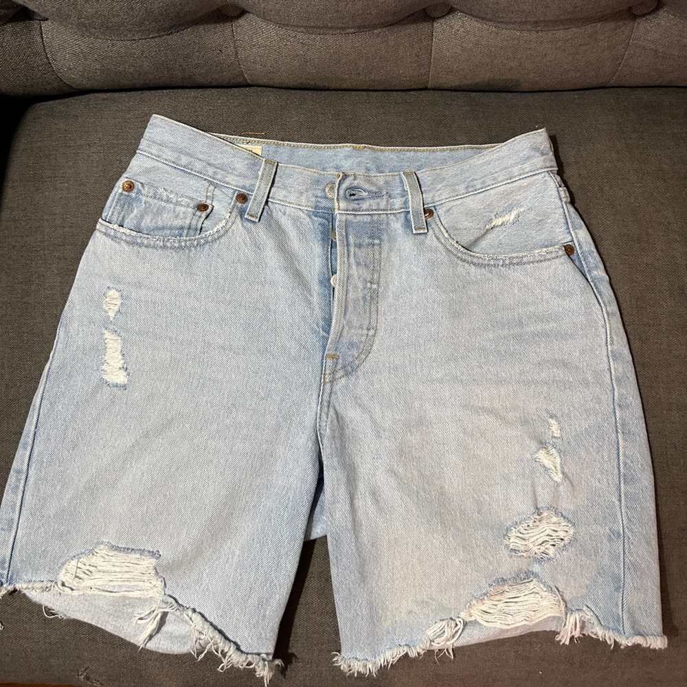 Levi’s 501 mid thigh shorts